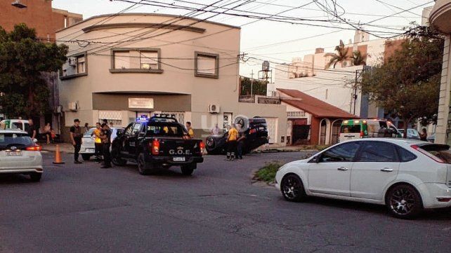 Impresionante choque en el macrocentro: un auto volcó sobre la vereda