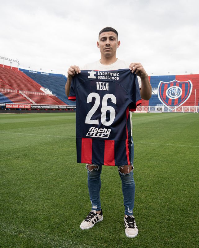 Con la camiseta número 26. El jugador oriundo de Villa Constitución jugó en Argentino y es Azulgrana.