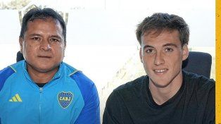 Jabes Saralegui en la firma con Boca Juniorss.