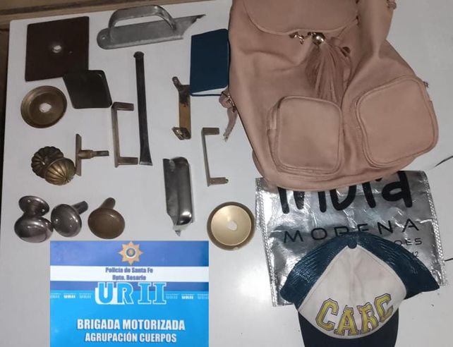 Picaportes y manijas de hierro y bronces incautados en barrio Del Abasto.&nbsp;