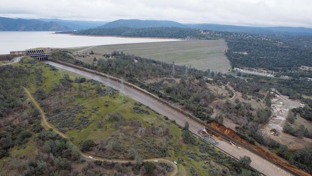 Casi 200.000 evacuados por daños en una presa en California