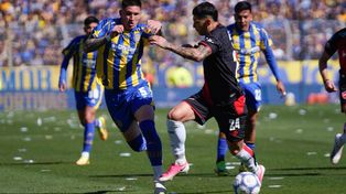Franco Ibarra intenta quedarse con la pelota ante Franco Escobar. El volante siente que Central perdió dos puntos en el Gigante.
