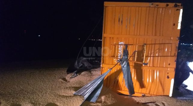 Choque de camiones dejó un chofer fallecido y el otro herido