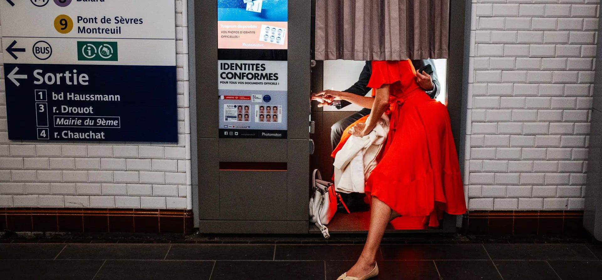 Una pareja posa para una fotografía en un fotomatón en una estación de metro, París, Francia. Fotografía: Dimitar Dilkoff/AFP/Getty Images Una pareja posa para una fotografía en un fotomatón en una estación de metro, París, Francia. Fotografía: Dimitar Dilkoff/AFP/Getty Images