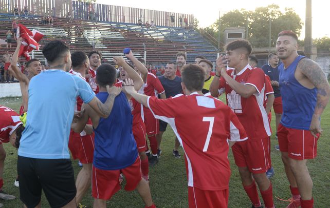 Felicidad. Los dirigidos por Luciano Reybet comienzan con los festejos por la obtención del título en la Primera B.
