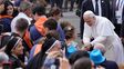 El Papa se reunió con sobrevivientes de abusos en Francia y criticó la muerte asistida