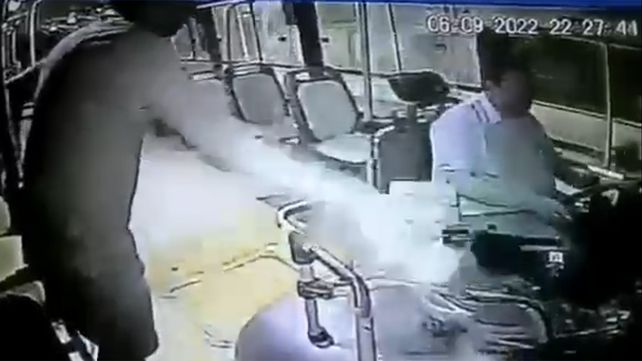 El pasajero subió al ómnibus y comenzó a rociar la unidad con combustible para luego prenderle fuego.