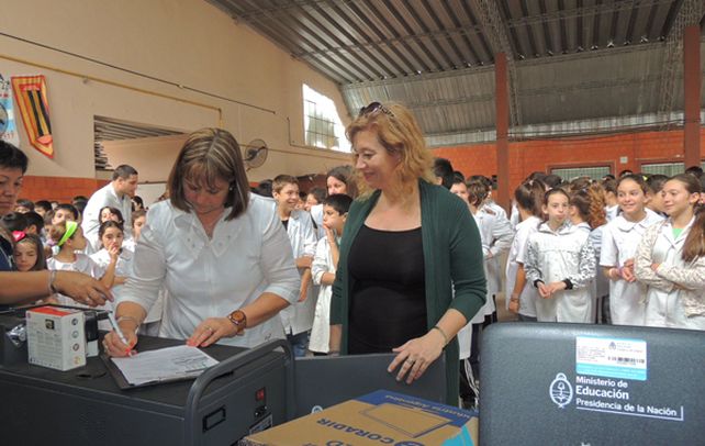 Cinco aulas virtuales fueron entregadas por el Ministerio de Educación de la Nación a establecimientos públicos de las ciudades de Roldán y Funes.