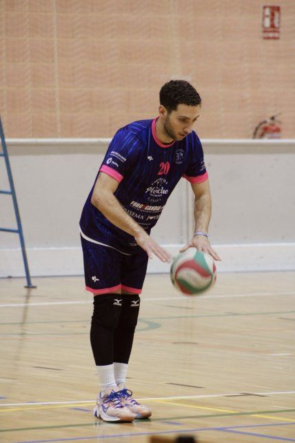 El armador de Gandia vóley a punto de realizar un saque.
