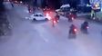 Impactante accidente: un muerto y seis heridos tras el choque de un auto contra una caravana de motos