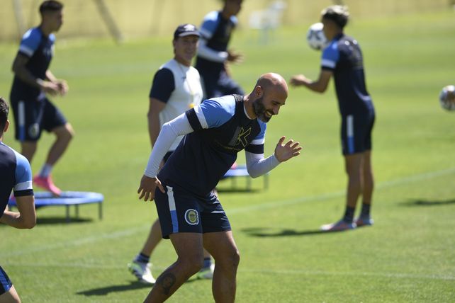 Carlos Quintana se recuperó de una lesión muscular y vuelve a la zaga central, junto a Mallo.