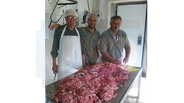 Panito, el abuelo que trasmite a alumnos los secretos de la carneada para que la tradición no se pierda