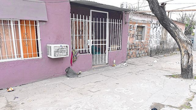 Brutal. Tras la mortal balacera del martes pasado en Nuevo Alberdi se levantaron 52 vainas servidas.