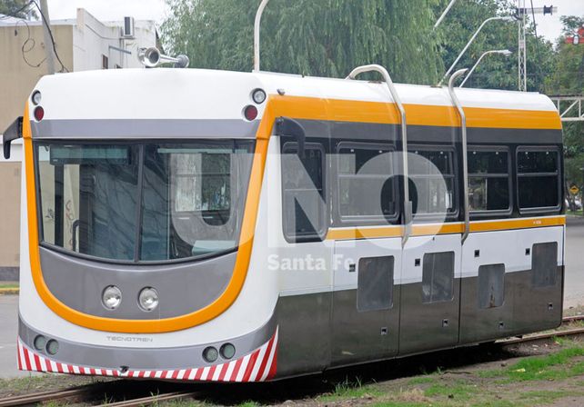 Sobre rieles. Así se observaba hoy una de las máquinas del tren urbano instalada sobre las vías.