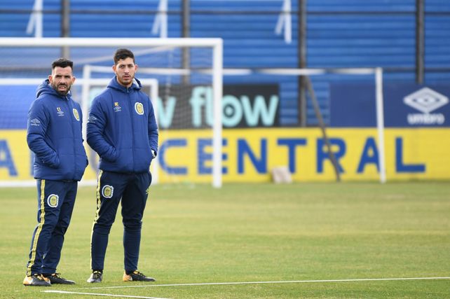 Carlos Tevez ya se vistió como entrenador de Central