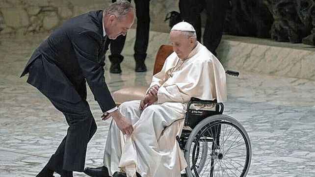 Los médicos. Aconsejaron al Papa no hacer esfuerzos para no comprometer los resultados de las terapias en la rodilla que comenzaron hace algunas semanas basados sobre todo
