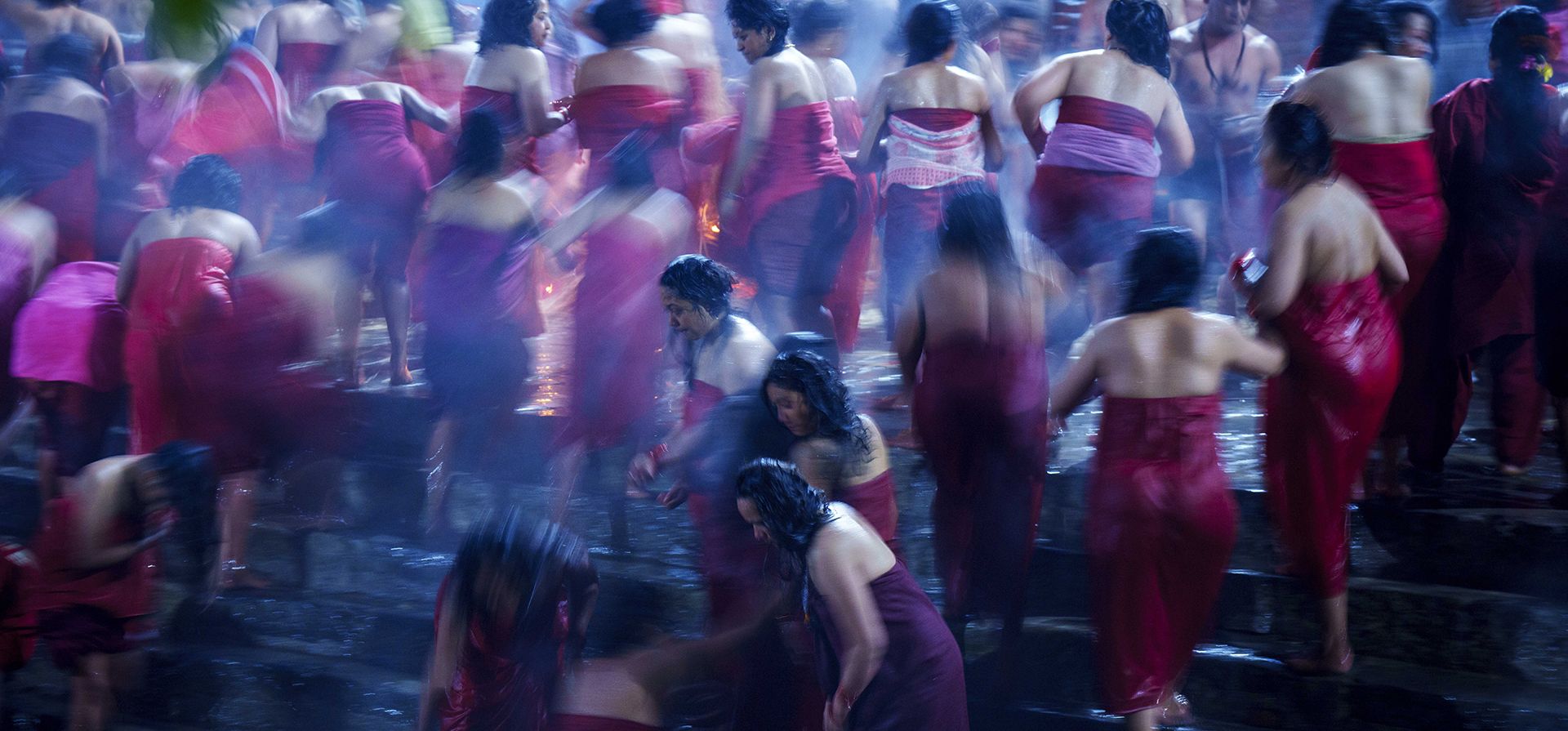 Devotos toman baños sagrados en el río Sali durante el festival Madhav Narayan en Sankhu, al noreste de Katmandú, Nepal, el viernes 6 de enero de 2023. Durante el festival, los devotos recitan las sagradas escrituras dedicadas a la diosa hindú Swasthani y al Señor Shiva. Las mujeres solteras rezan para conseguir un buen marido, mientras que las casadas rezan por la longevidad de sus maridos observando un ayuno de un mes. (Foto AP/Niranjan Shrestha)
