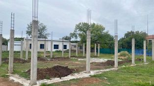 El Jardín de Infantes Nº 332 de Villa Gobernador Gálvez tenía que estar terminado hace tres meses, pero apenas si arrancó.