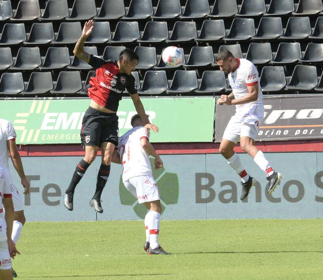 Cabral no llega a la pelota y Moya le metió el frentazo.