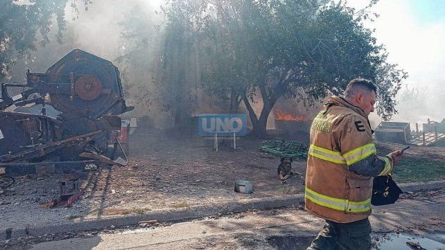 Un Incendio en terrenos puso en peligro varias viviendas