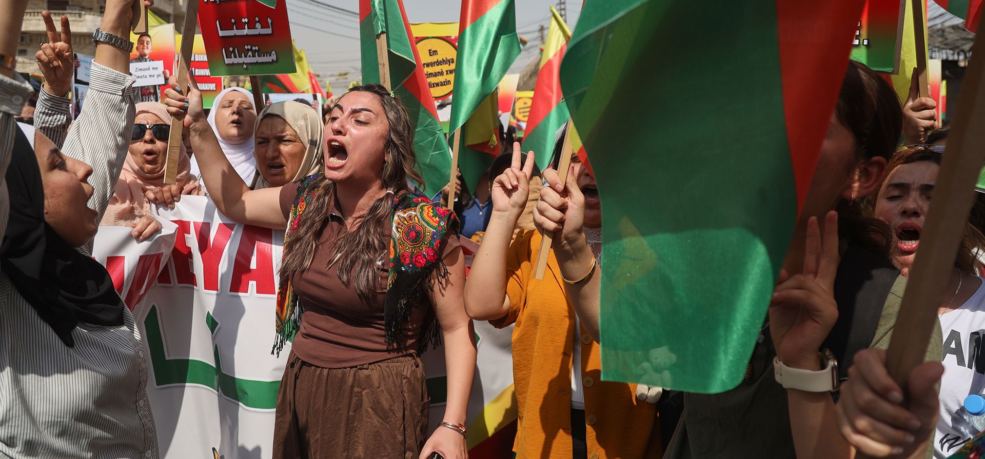 Manifestantes kurdos corean consignas y sostienen pancartas durante una protesta para exigir el pleno reconocimiento del kurdo como lengua de enseñanza en Qamishli, en el noreste de Siria, el martes 22 de septiembre de 2026. (Foto AP/Baderkhan Ahmad) Manifestantes kurdos corean consignas y sostienen pancartas durante una protesta para exigir el pleno reconocimiento del kurdo como lengua de enseñanza en Qamishli, en el noreste de Siria, el martes 22 de septiembre de 2026. (Foto AP/Baderkhan Ahmad)