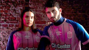 La nueva camsieta que salió a la venta en el marco de la campaña Octubre Rosa.