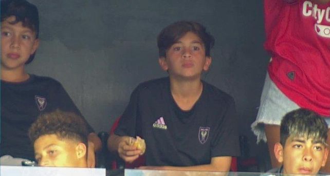Thiago Messi disfrutó del partido de Newell´s contra Independiente en el Coloso Marcelo Bielsa