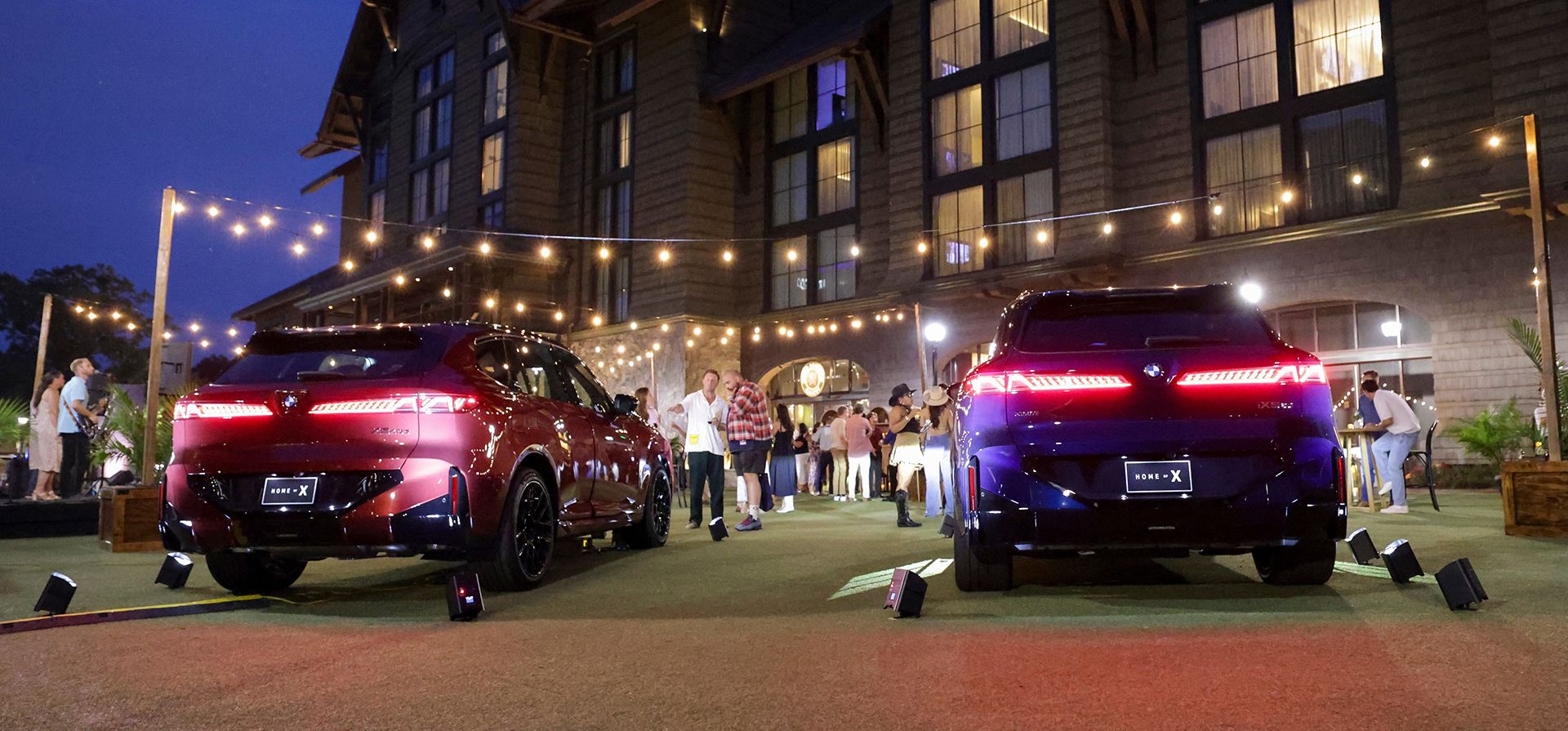 Dos nuevos vehículos BMW X5 se exhiben frente al Grand Bohemian Lodge durante la recepción vespertina "Home of X" el martes 30 de junio de 2026 en Greenville, Carolina del Sur. (Jason Walle/AP Content Services para BMW de Norteamérica) Dos nuevos vehículos BMW X5 se exhiben frente al Grand Bohemian Lodge durante la recepción vespertina "Home of X" el martes 30 de junio de 2026 en Greenville, Carolina del Sur. (Jason Walle/AP Content Services para BMW de Norteamérica)