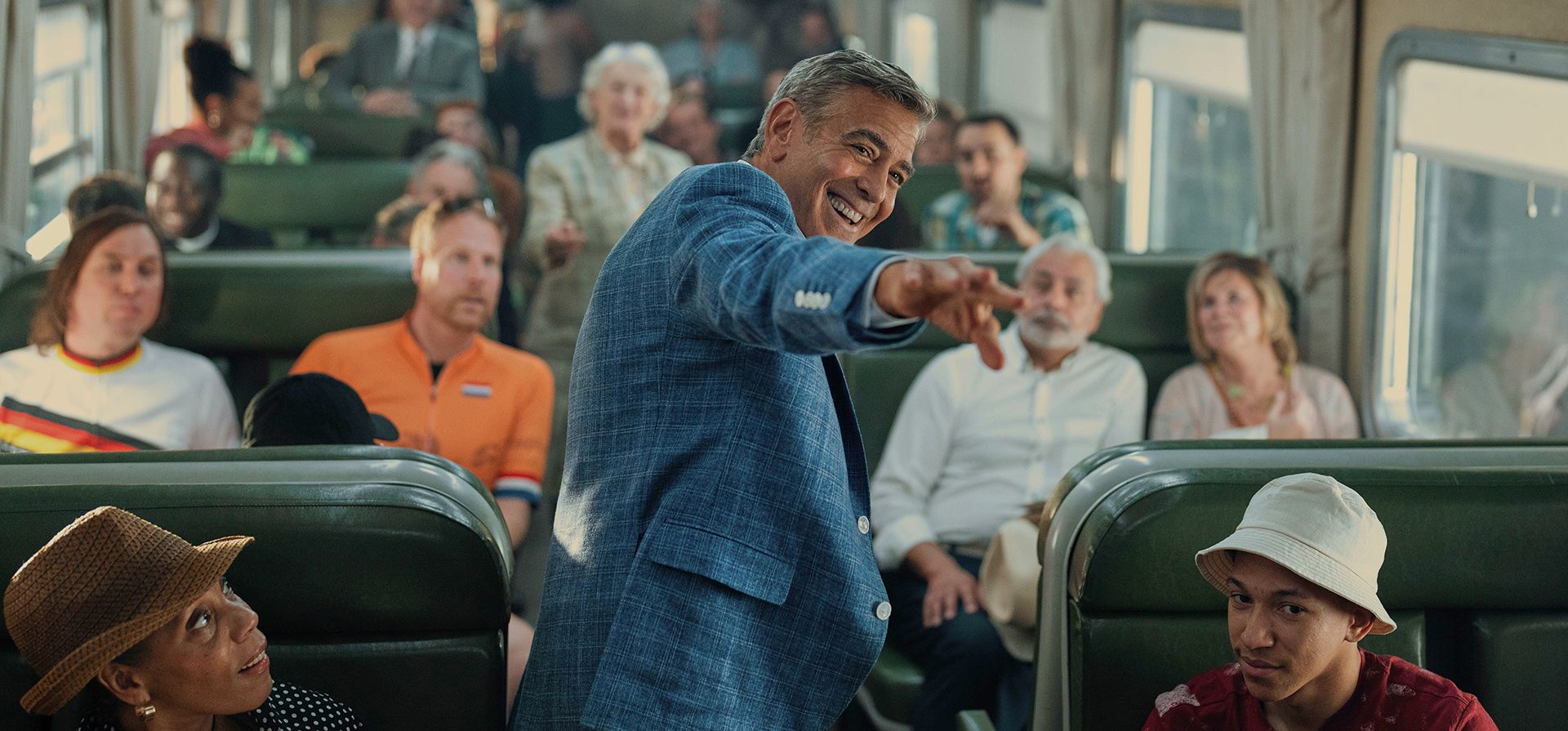 Esta imagen publicada por Netflix muestra a George Clooney, en el centro, en una escena de Esta imagen publicada por Netflix muestra a George Clooney, en el centro, en una escena de