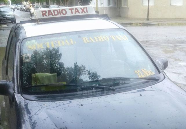 Un delincuente golpeó a una mujer taxista y se llevó el auto que conducía