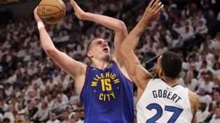 Denver venció a Minnesota y quedó a un paso de la semifinal del Oeste en la NBA