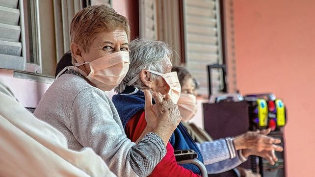 Piden restringir las visitas en residencias gerontológicas