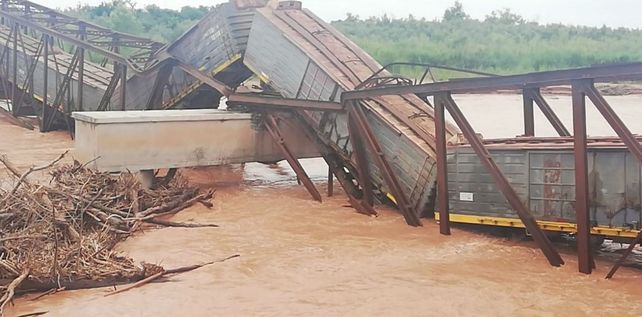 Desastre. La estructura de hierro colapsó por completo sobre el río.