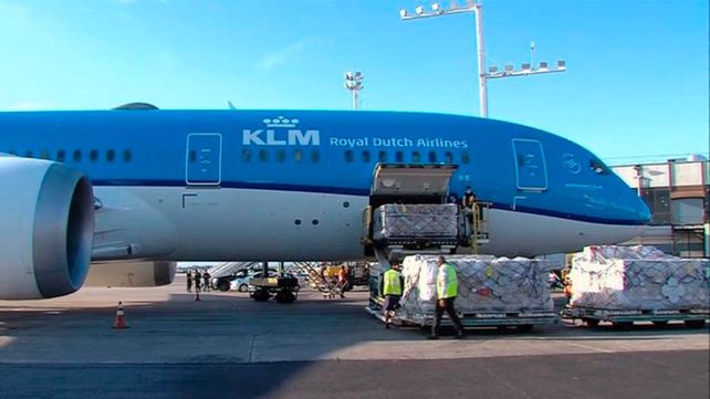 Llegaron más de 200 mil dosis de AstraZeneca y partió un nuevo vuelo de Aerolíneas a Moscú
