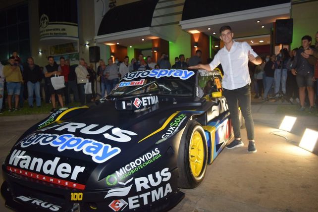 Ian Reutemann y el Torino número 100, frente al club Libertad de Humboldt. Todo el pueblo lo apoyó.