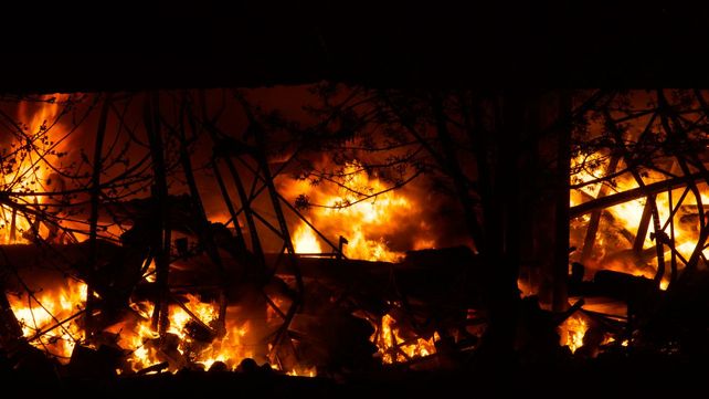 Combaten un incendio de grandes proporciones en el Parque Industrial de Bernal