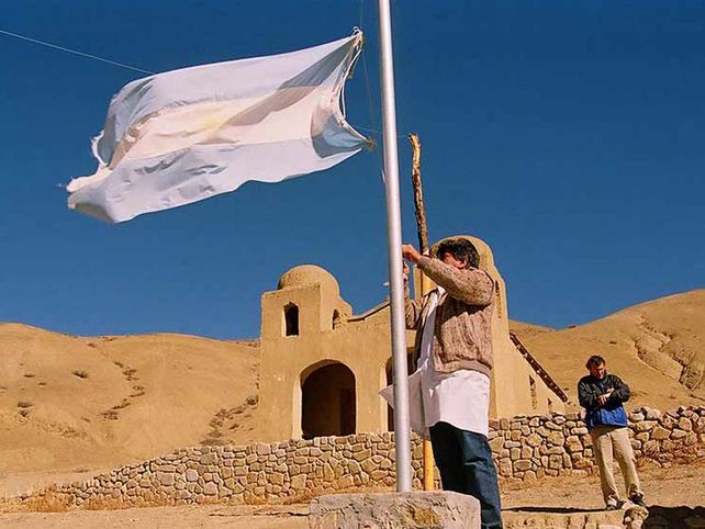 Alumno iza la bandera Argentina por el Bicentenario de la Independencia (2016), La Quiaca, Jujuy.