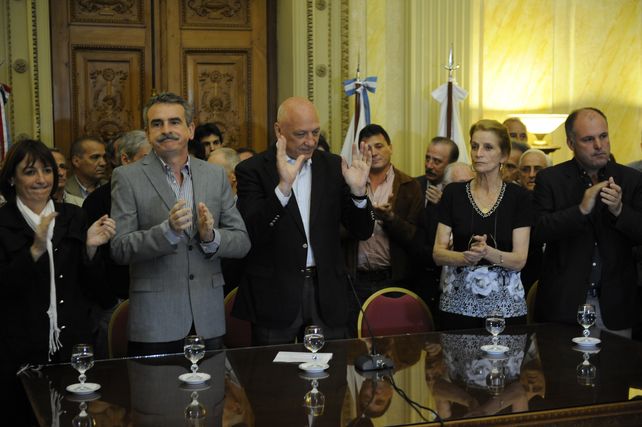 Bonfatti junto Agustín Rossi y María Angélica Gastaldi al finalizar su mensaje a la ciudadanía. (Foto: Sebastián S. Meccia)