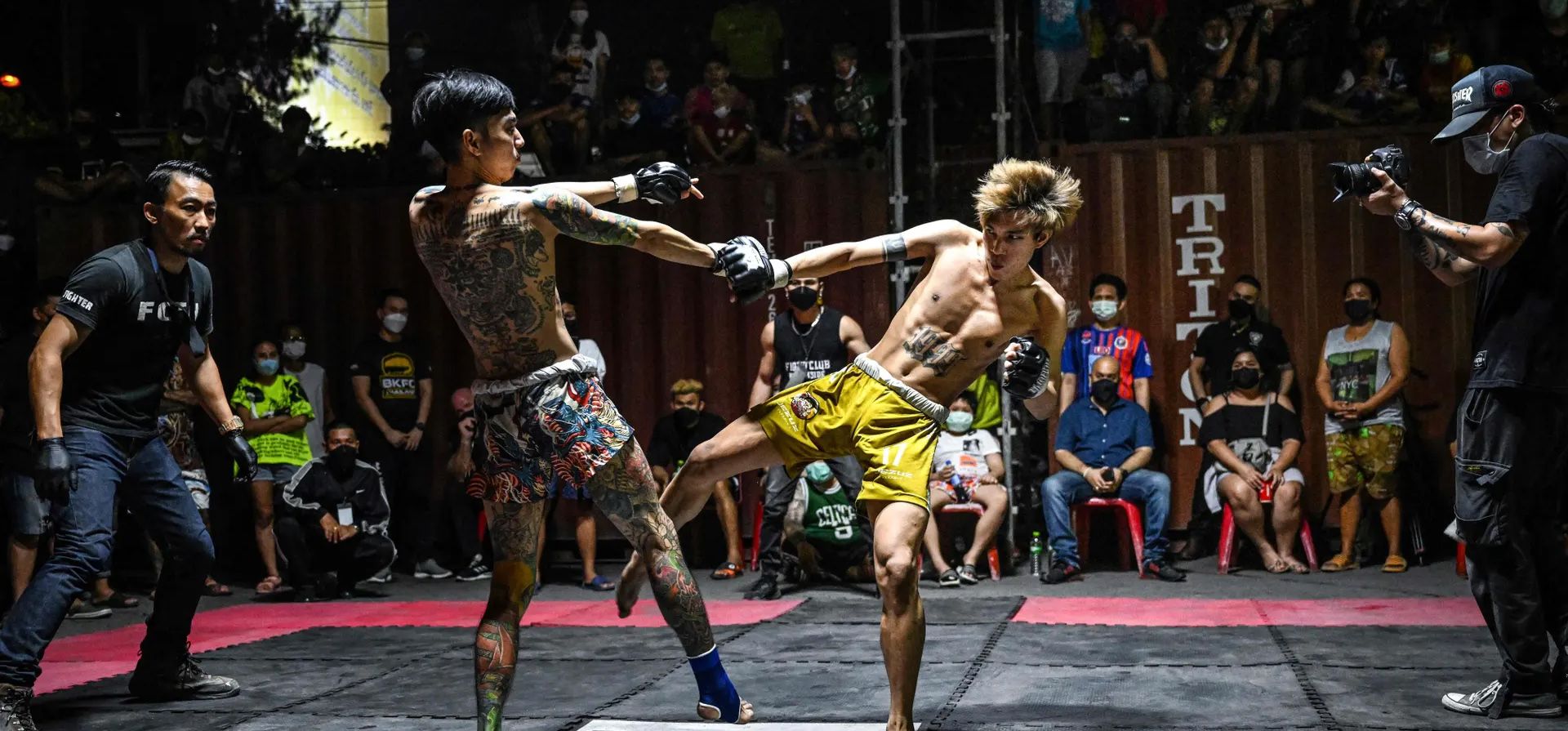Combatientes de Muay thai en un evento del Fight Club Thailand en un estacionamiento en el distrito de Klong Toey de Bangkok. Fotografía: Lillian Suwanrumpha/AFP/Getty Images