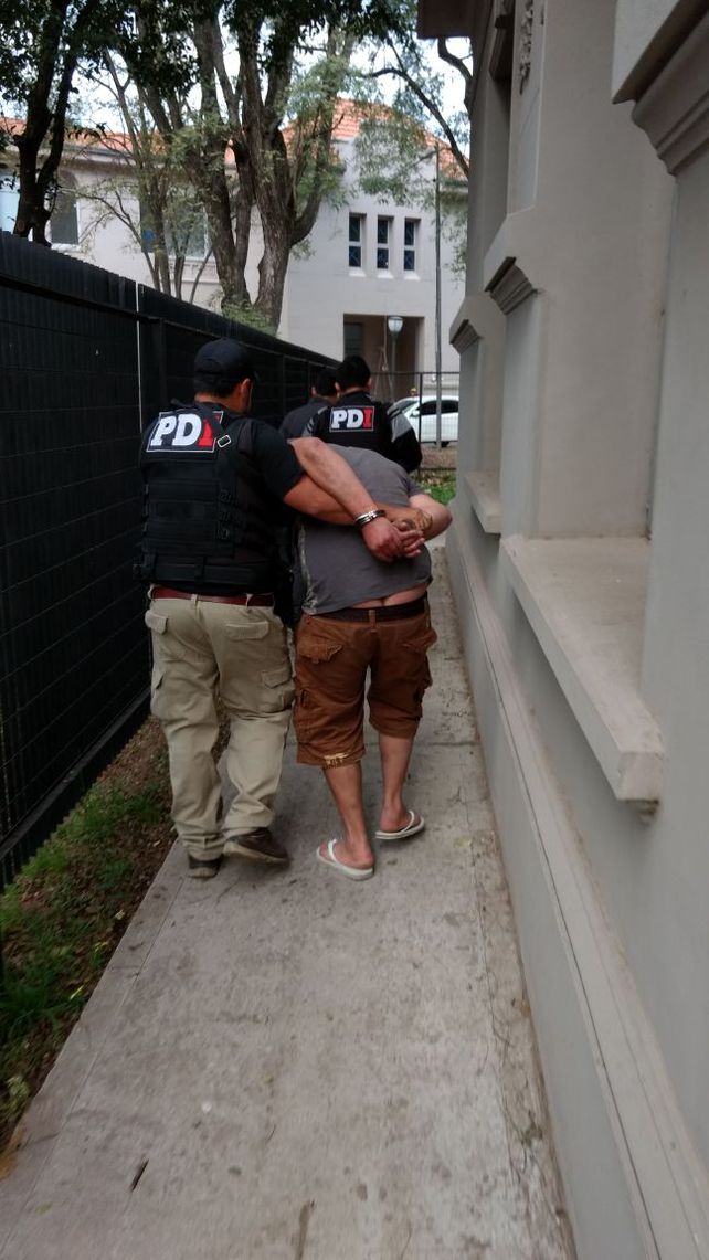 La PDI detuvo a dos personas que llevaban una ametralladora en su vehículo