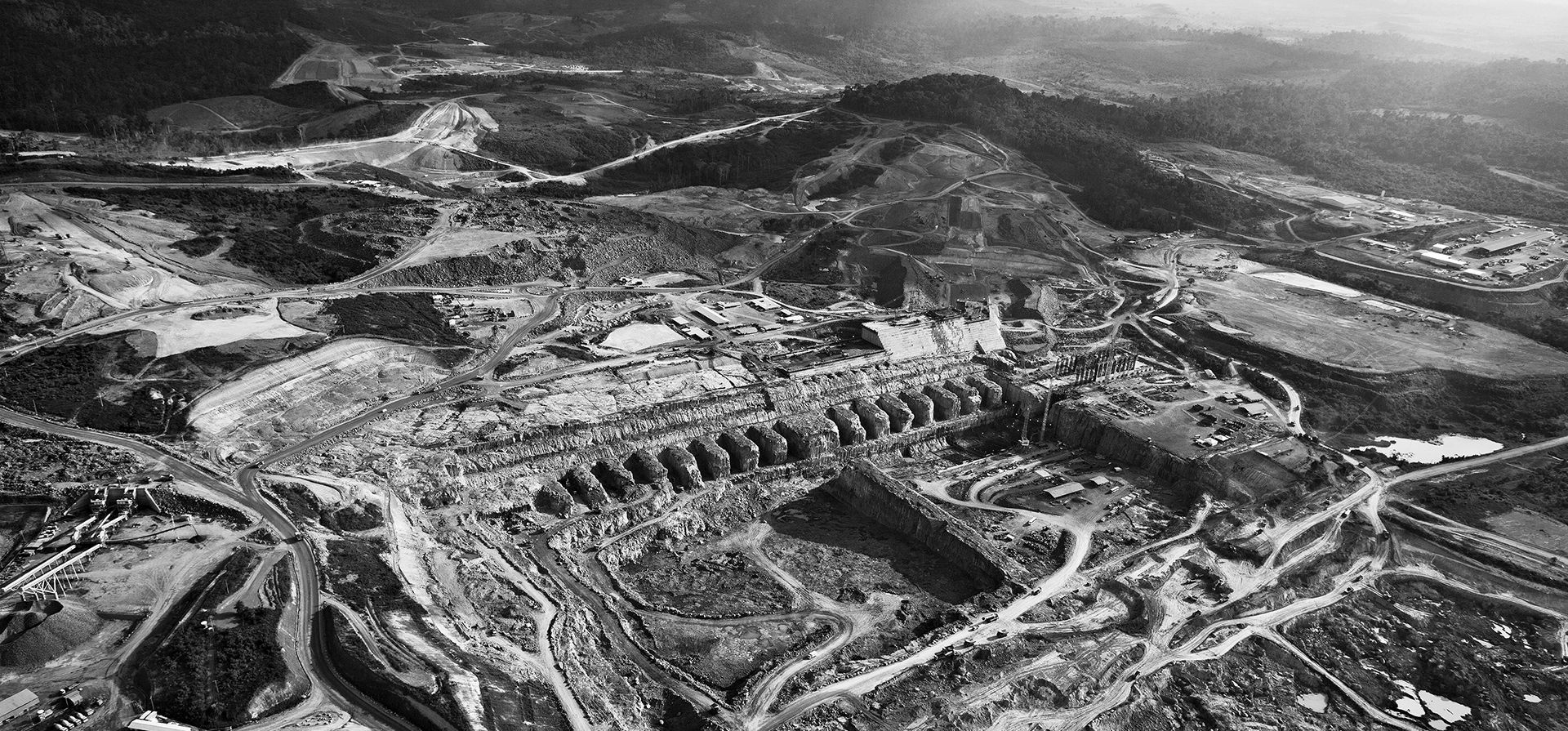 Amazonian Dystopia, de Lalo de Almeida para Folha de Sao Paulo/Panos Pictures que ganó el premio World Press Photo Long-Term Project, muestra una vista aérea de la construcción del Presa de Belo Monte en el río Xingu, Altamira, Pará, Brasil, 3 de septiembre de 2013. Más del 80% del agua del río ha sido desviada de su curso natural para construir el proyecto hidroeléctrico. (Lalo de Almeida para Folha de Sao Paulo/Panos Pictures/World Press Photo vía AP)