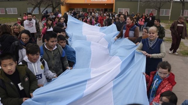 Abrazo solidario. Maestros y alumnos protagonizaron una manifestación de reclamo.