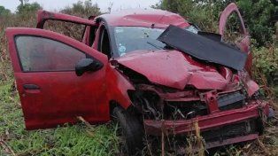 María Luisa: un auto volcó y quedó destrozado