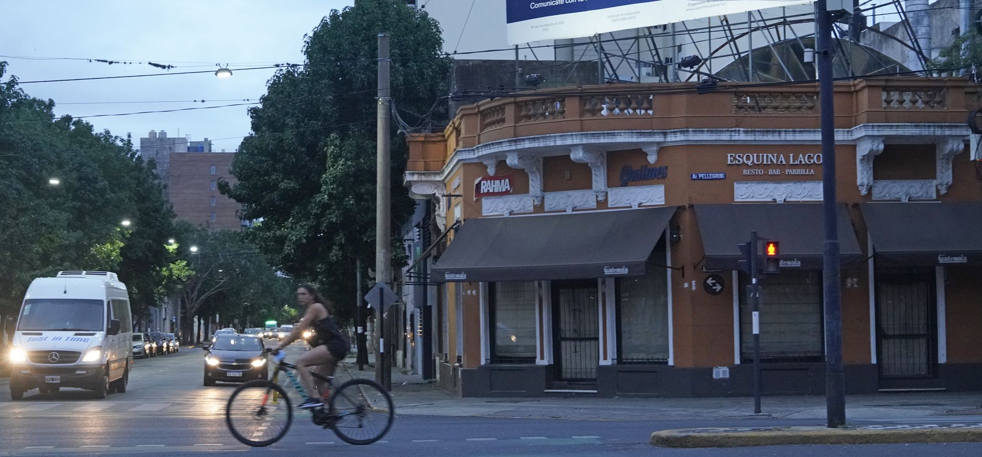 Una nueva extorsión a un bar. La nueva víctima fue la propietaria de un local de Ovidio Lagos y Pellegrini. Le pidieron 200 mil pesos y le enviaron fotos de su casa para mostrarle que tenían información sobre su vida. Foto: Sebastián Suárez Meccia / La Capital
