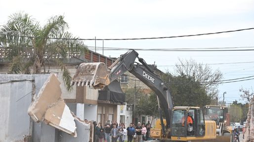 Demuelen el muro del expredio de Tiro Federal y arranca la apertura de calle Matienzo en barrio Ludueña