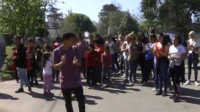 Los vecinos de barrio Cristalería hicieron un escrache contra el abusador del nene de siete años. (Foto: captura de TV)