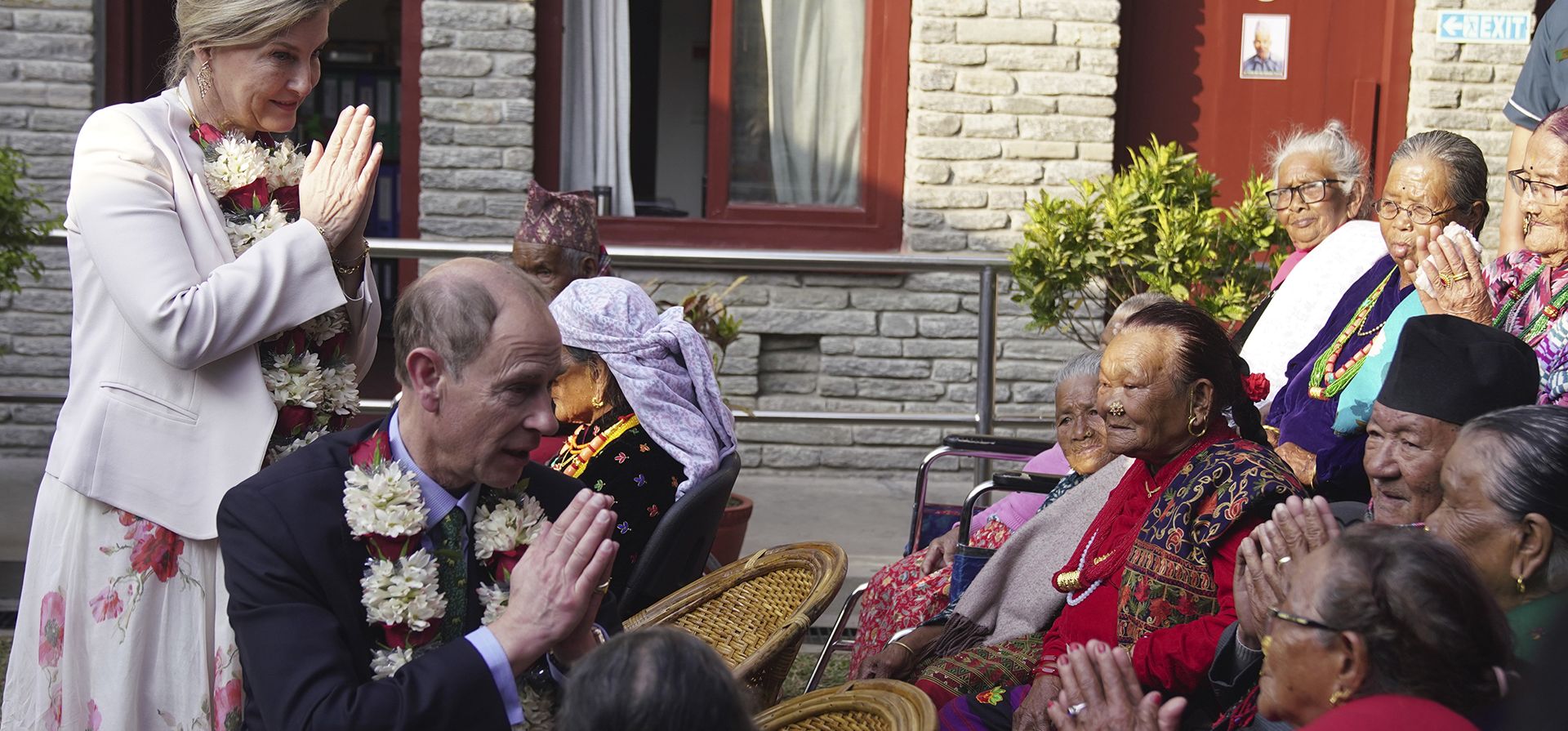 El príncipe Eduardo, el duque y la duquesa de Edimburgo de Gran Bretaña visitan el hogar residencial para veteranos del centro de bienestar Gurkha Welfare Trust en Pokhara, Nepal, el jueves 6 de febrero de 2025. (Foto AP/Yunish Gurung) El príncipe Eduardo, el duque y la duquesa de Edimburgo de Gran Bretaña visitan el hogar residencial para veteranos del centro de bienestar Gurkha Welfare Trust en Pokhara, Nepal, el jueves 6 de febrero de 2025. (Foto AP/Yunish Gurung)