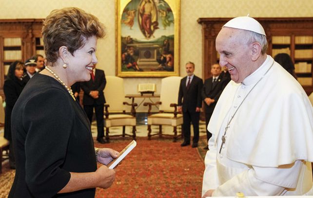 La presidenta de Brasil fue la segunda jefa de Estado latinoamericana en ser recibida por el pontífice. (Foto: Reuters)