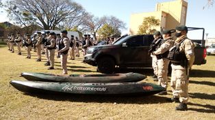 El personal del Grupo Albatros al momento de arribar a la sede Rosario de la Prefectura.