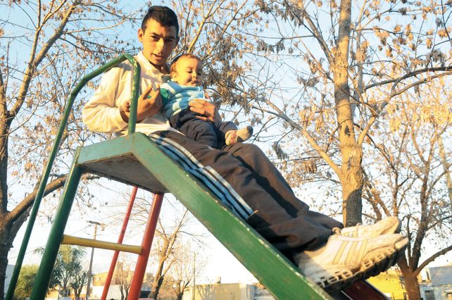 Tío y sobrino. Alexis se divirtió con el pequeño Nicolás.